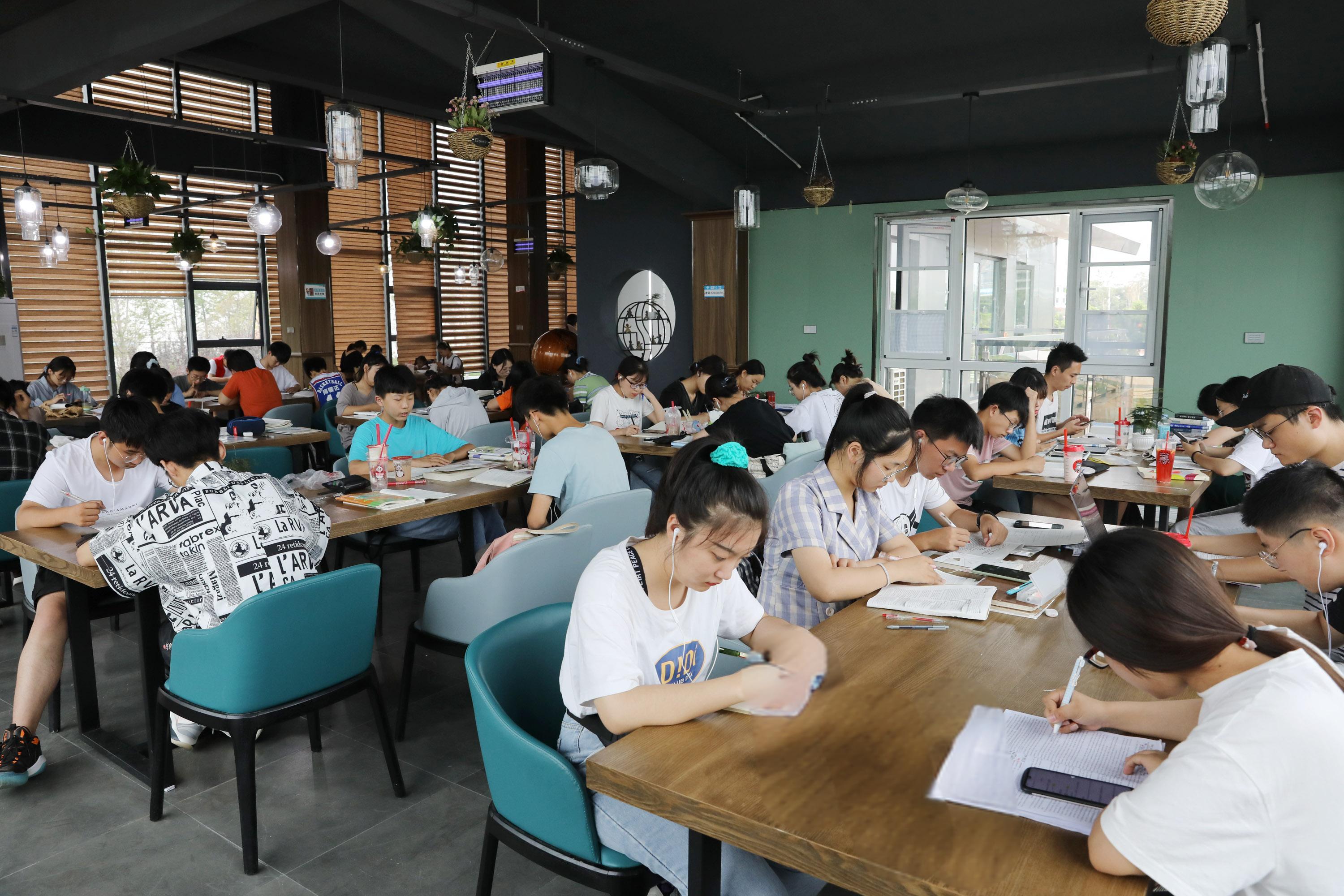 解析消费投资《经济与社会发展研究》期刊杂志：论文发表投稿指南