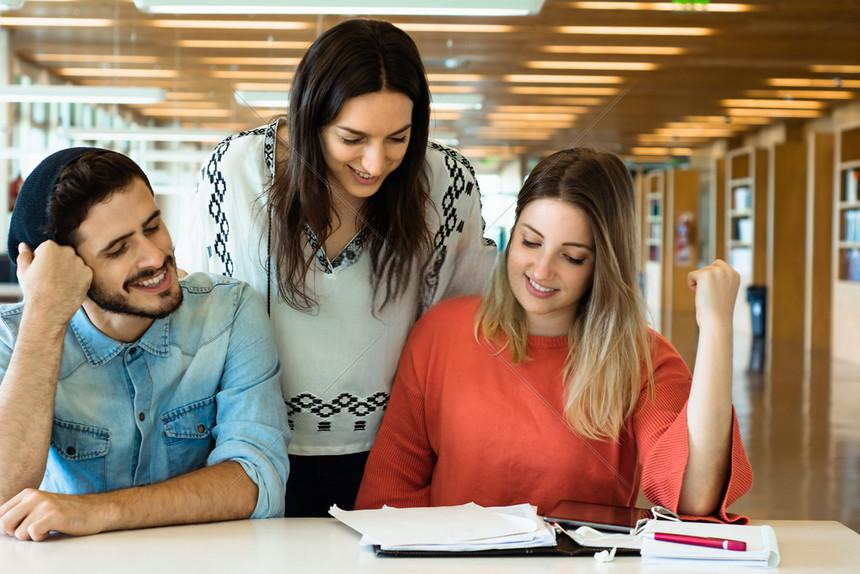 英语教学培训翻译《空中美语》期刊杂志：栏目及发表论文投稿要求