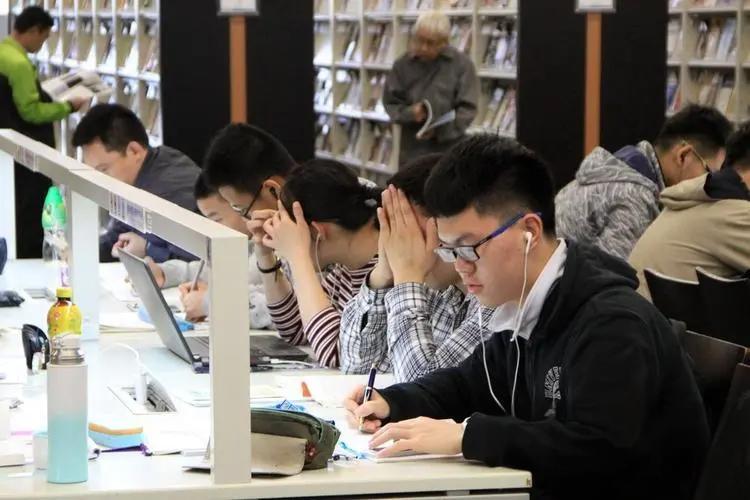 动漫领域职称攀登：正高副高级职称评定与出书出版挂名主编编委署名全攻略