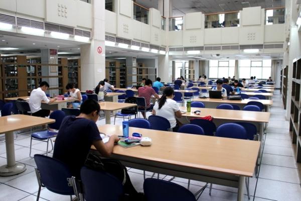 高校教师评职称自费出书全攻略：费用、著作挂名与晋升之路