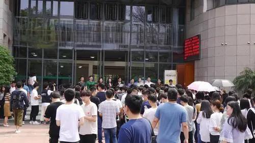 评中高级职称，出书与投稿发表论文：如何做出明智选择？